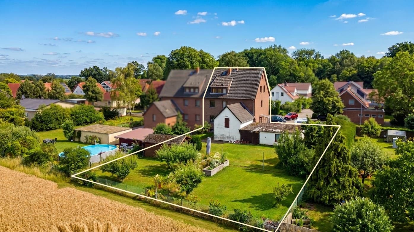 Luftaufnahme eines Hauses mit eingezeichnetem Grundstück als Bezug zur Wertermittlung