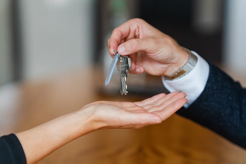 Detailaufnahme einer Schlüsselübergabe als Symbol für den erfolgreichen Immobilienverkauf